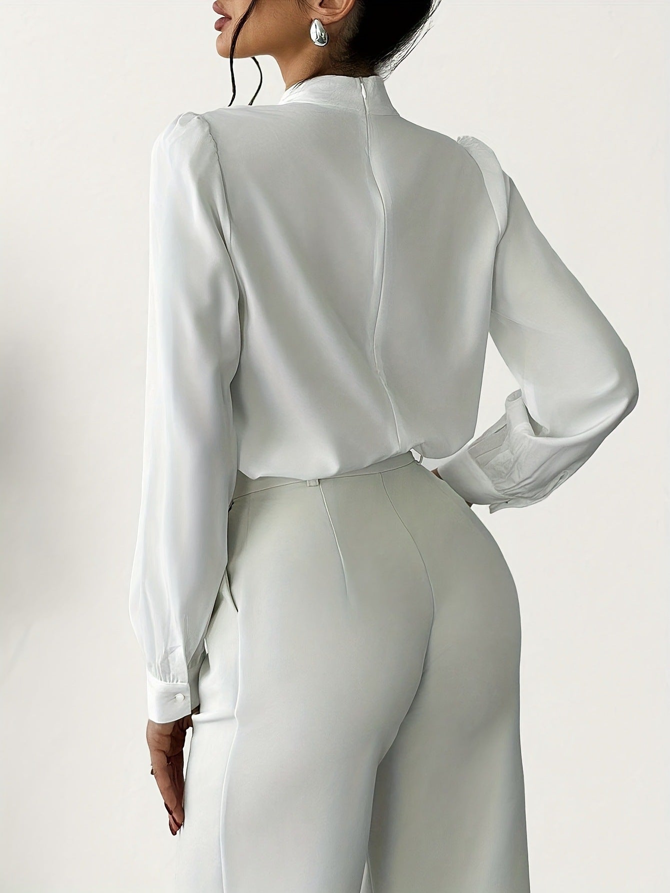 Women's Elegant And Simple Commuting Metal Buckle Long Sleeved Solid Color Design Shirt