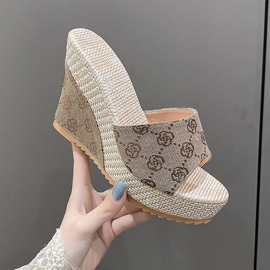 One-shaped Plum Blossom Platform Slippers